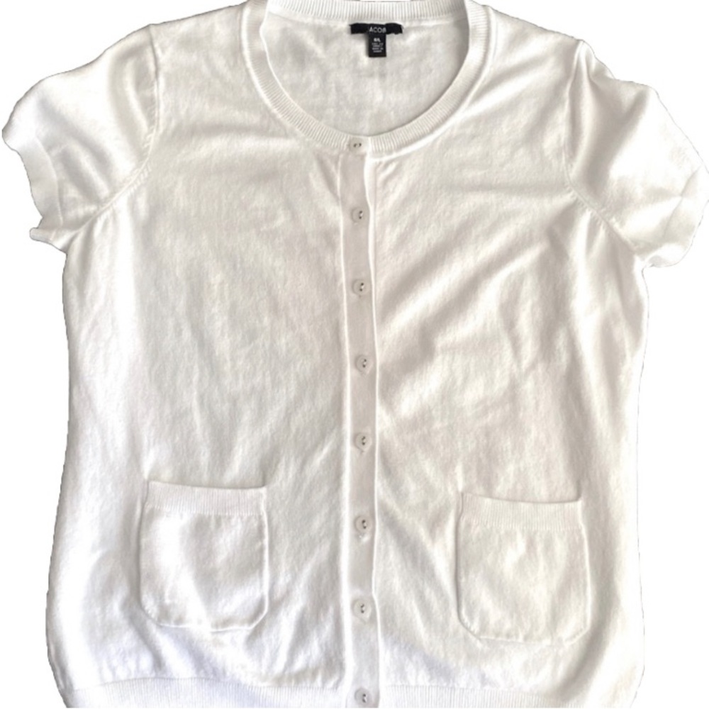 🤍🖤JACOB🖤🤍 White button down shirt with pockets in small.